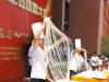 我院大师在第二届“新东方杯”全国烹饪技能大赛上展示拉面绝技