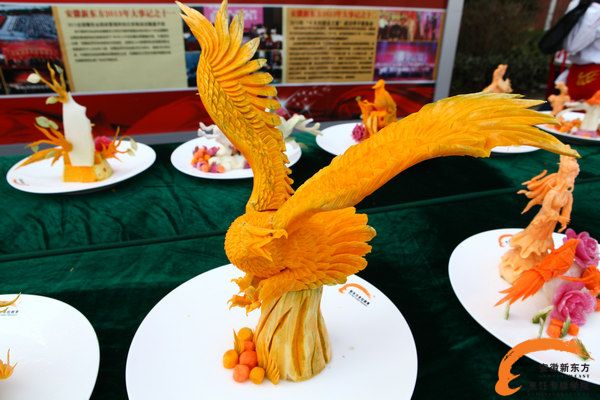 雕刻作品《雄鹰振翅》