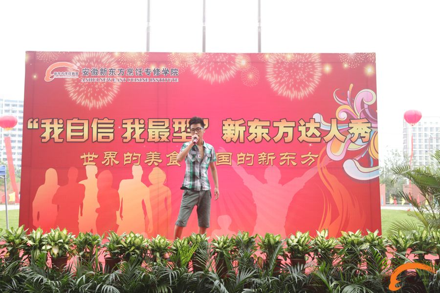 又来一位深情歌唱的小男生