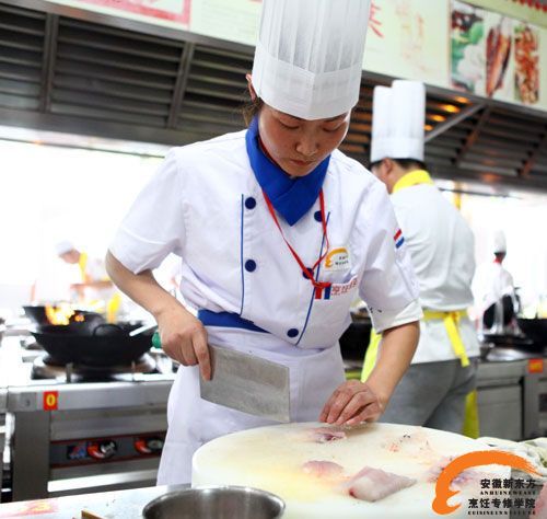 巾帼不让须眉   女大厨作品制作中