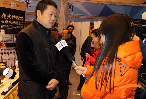 合肥广播电视台记者采访安徽新东方金晓峰院长