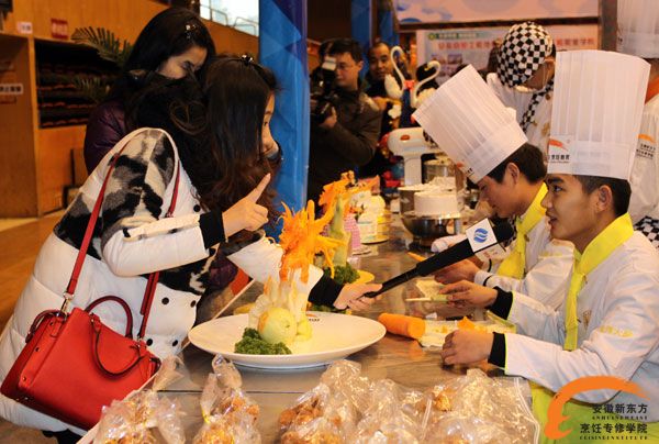 合肥广播电视台记者采访安徽新东方烹饪学子