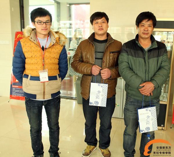 扫微信送礼品 陪同孩子来报名的家长们