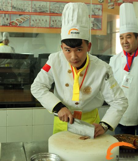 曾贤涛刀工练习中