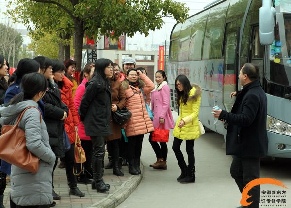 “女王陛下们,新东方到了!”