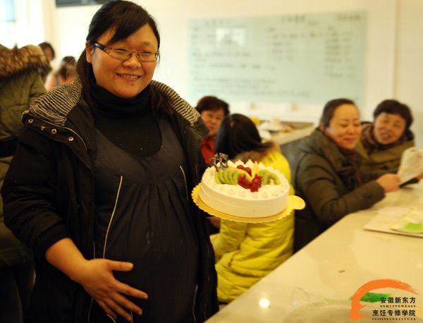 “小宝贝,这是妈咪送你的礼物哦!”