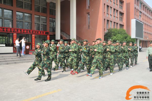 红场阅兵现中国“最帅男团” 一身戎装点亮安徽新东方