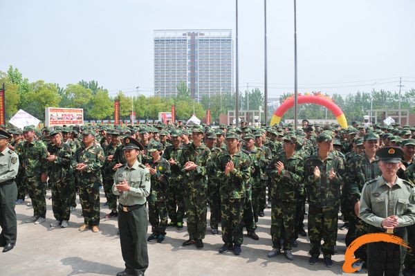 红场阅兵现中国“最帅男团” 一身戎装点亮安徽新东方