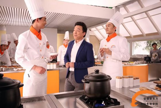 片场,黄渤与新东方小鲜肉们交流烹饪心得