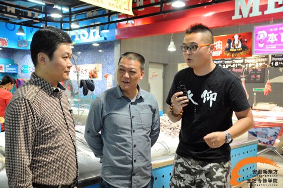 幸运网友早早的在生鲜区等待,三方汇合