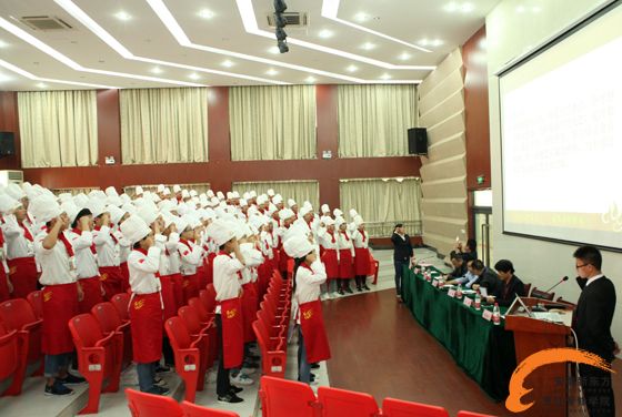 班主任老师带领学生宣誓