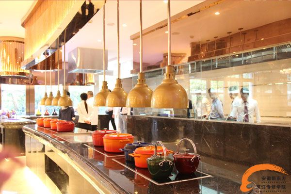 学厨师毕业后厨师工作环境怎么样？感受一下星级酒店后厨