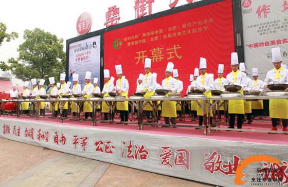 新东方学子击鼓翻锅表演