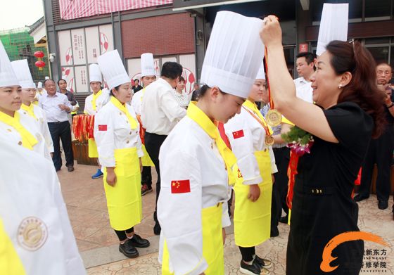 领导为成长中的青年厨师们颁发奖牌