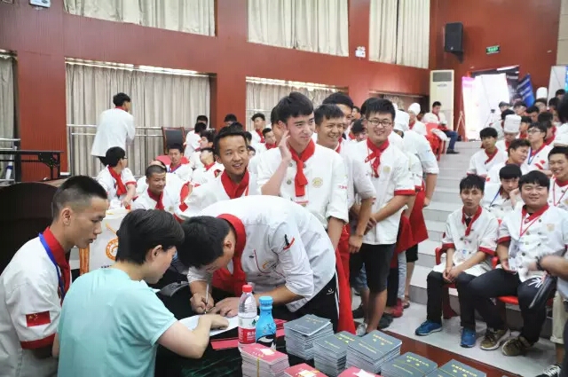 虽然很激动,但还是有序领取。