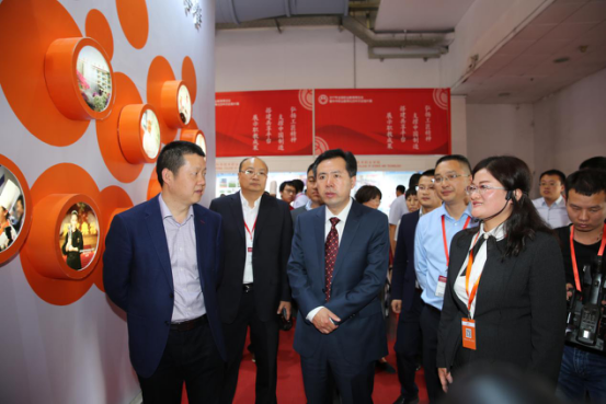 人力资源与社会保障部职业能力建设司司长张立新(前排左二)亲临展台参观指导