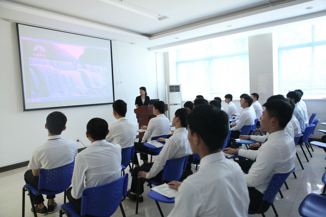 北疆饭店餐饮有限公司在我院举办招聘会