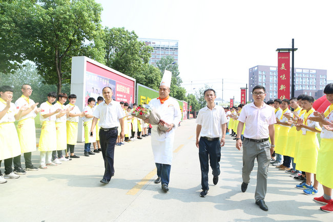 8月6日,新东方烹饪教育“饕宴”大师丁忠华莅临安徽新东方烹饪专修学院,带大家走进不一样的美食新世界。