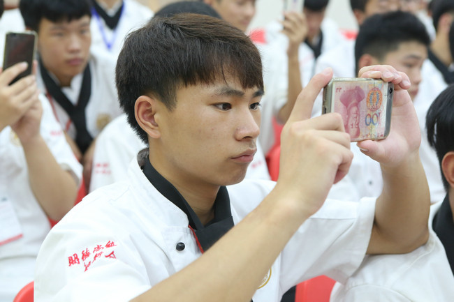 8月6日,新东方烹饪教育“饕宴”大师丁忠华莅临安徽新东方烹饪专修学院,带大家走进不一样的美食新世界。