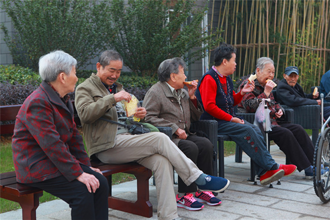 安徽新东方经典西点专业学生走进敬老院慰问老人