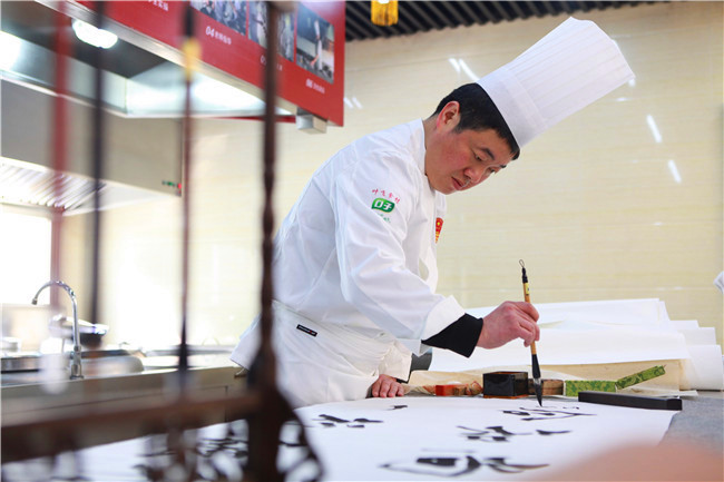 ​“写得了好字，做得了好菜”——青年厨师书法家刘龙大师莅临我院讲学
