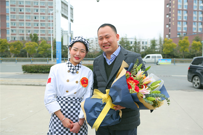 我院学子送上鲜花