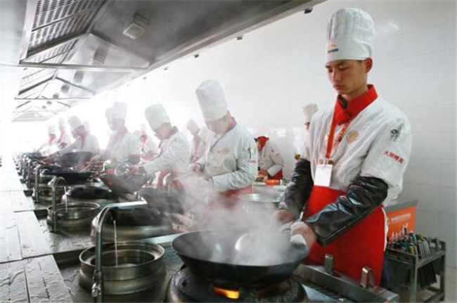 本科毕业的刘红磊选择新东方烹饪“回炉”再造