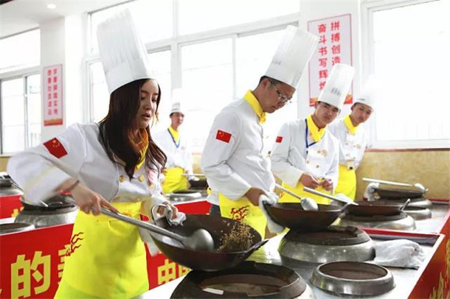 经过老师指导,同学们颠勺也是有模有样