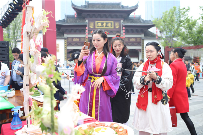 古装美女艳遇各种美食