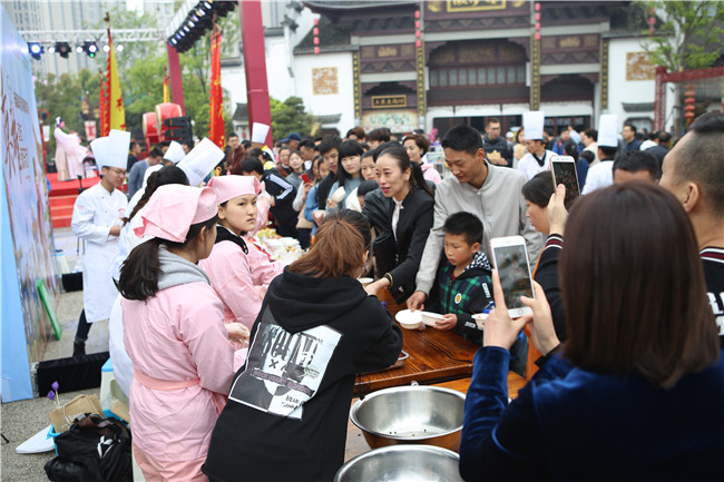 500份小龙虾&美味锅贴免费吃