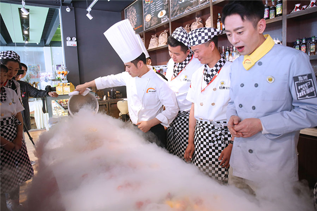 王强大师制作分子料理