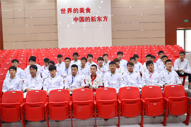 认真听讲的同学们