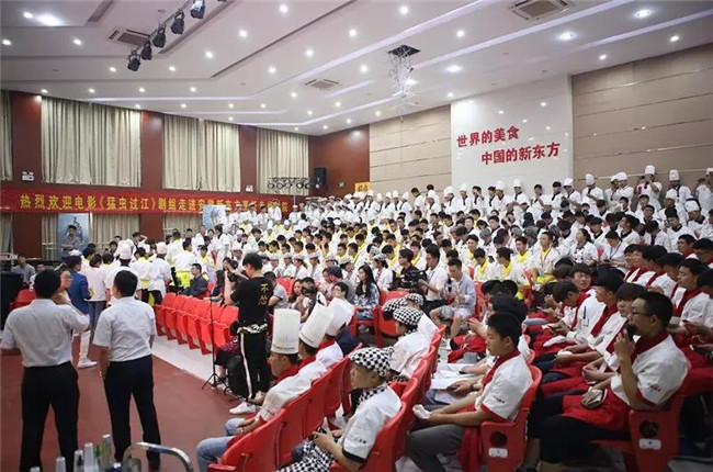 阳仔和龙哥 来到了万人空巷的路演现场