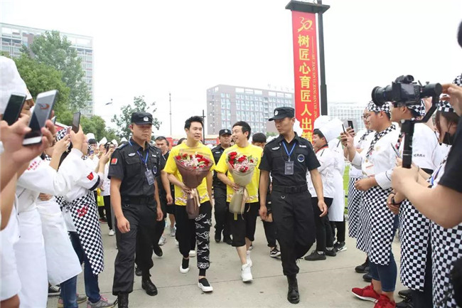 爆！爆！爆！小沈阳空降安徽新东方，精彩不容错过！