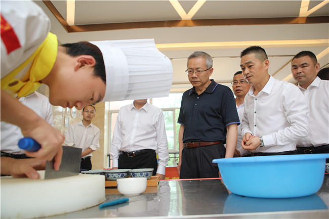 学生现场展示刀功