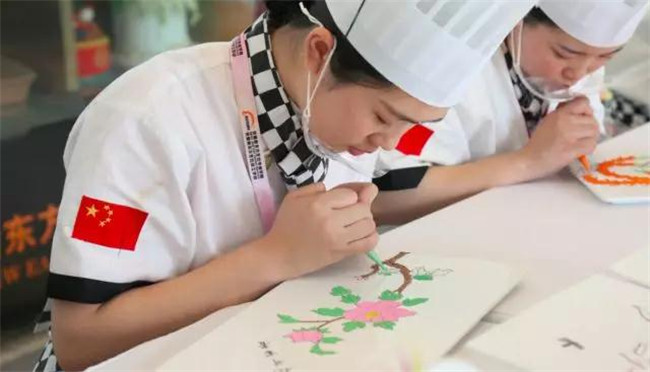 学生专心创作,备战世界技能大赛