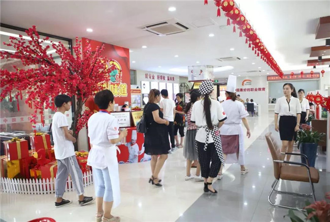 真的是门庭若市,座无虚席呀