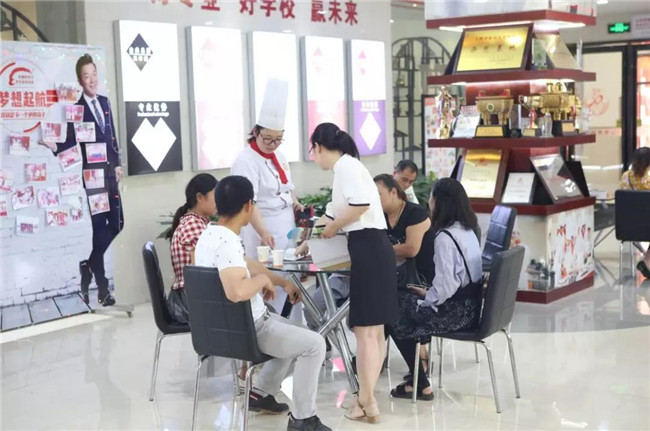 专业老师现场坐镇,为学生家长解决各种学业困惑