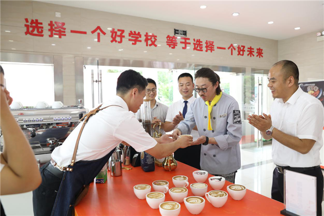 《拜冰》新东方特辑:黄研进校园