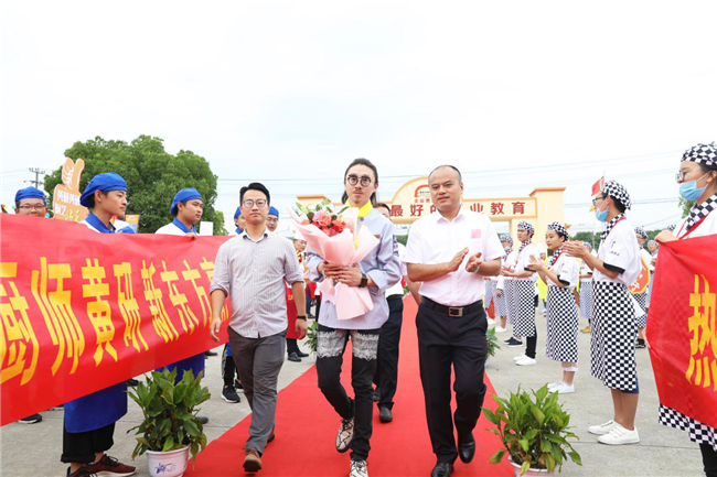 黄研走进新东方烹饪学校