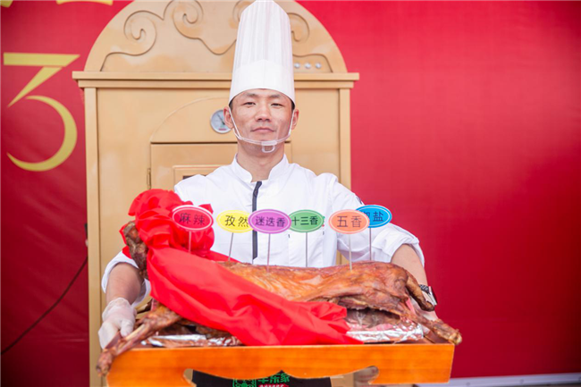 新东方制作的数百道特色风味组成的美食展