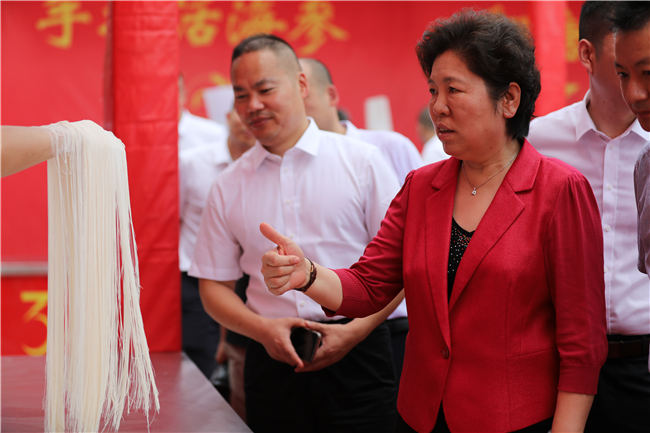 ​新东方烹饪三十周年绝技曝光，影帝黄渤带你看一出好戏！