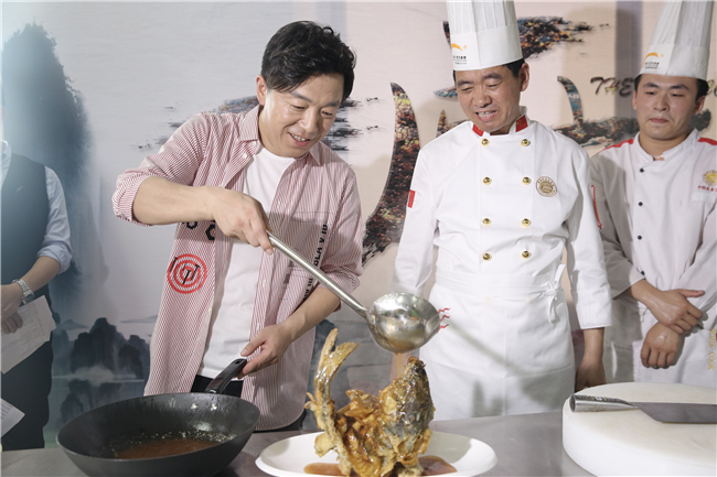 黄渤化身“黄大厨”教你做美食  上演“一厨好戏”
