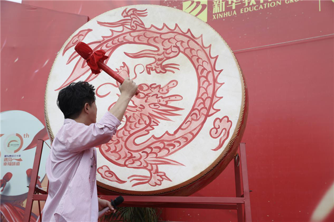 助力新东方烹饪三十周年庆，百人击鼓翻锅强势出击