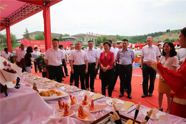 领导们参观中国十大主流菜系展台