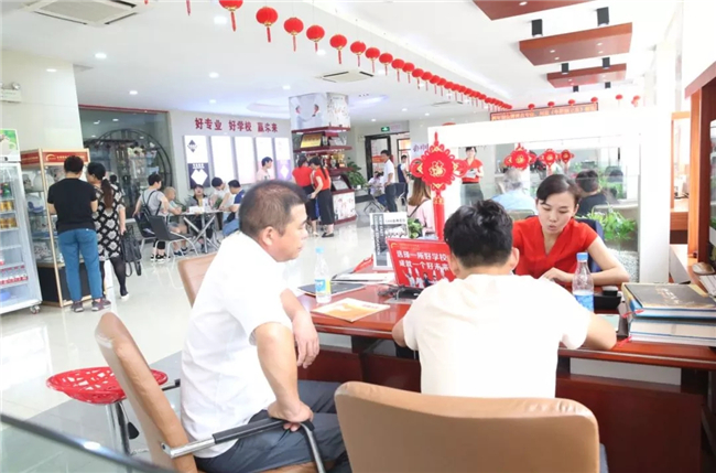 座无虚席,门庭若市!