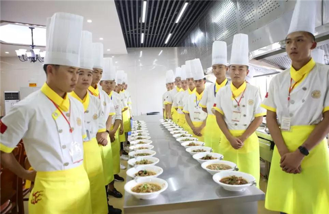 一分钟 我校有3000多名同学 正在接受专业的烹饪教育