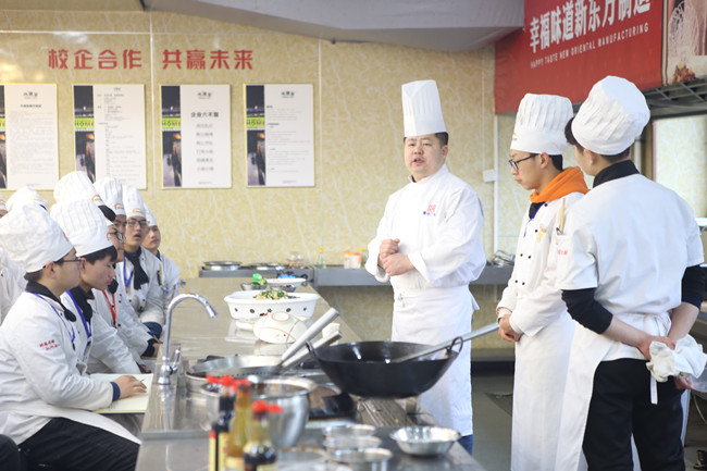 徽菜大师何少虎走进我校老师大讲堂亲临授课