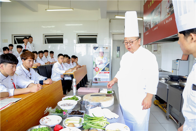 隆聚餐饮集团大师走进我校进行授课