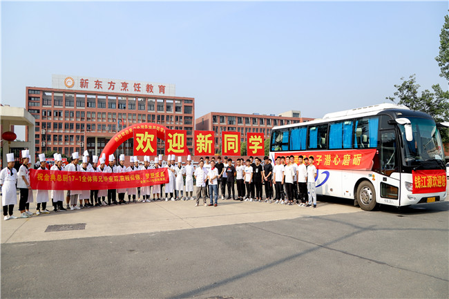 安徽新东方又有一群帅哥们毕业，奔赴就业岗位啦！